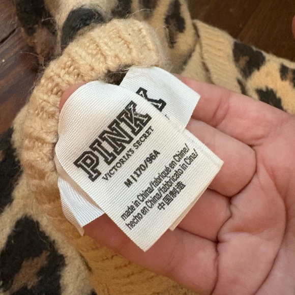 Pink Victoria’s Secret cheetah print fuzzy sweater size M - Picture 5 of 5